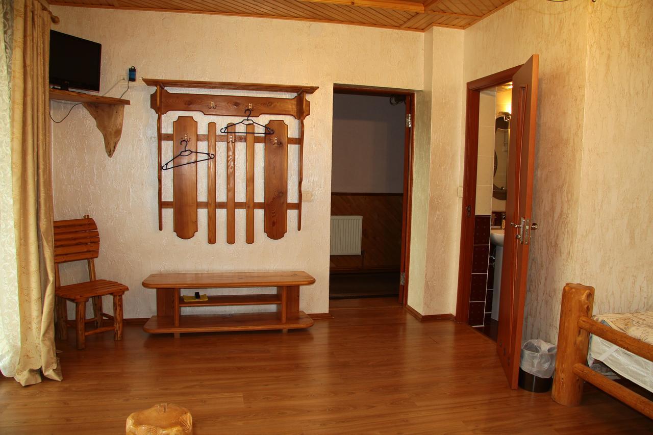 Hotel Pyate Koleso à Lazeshchyna Extérieur photo